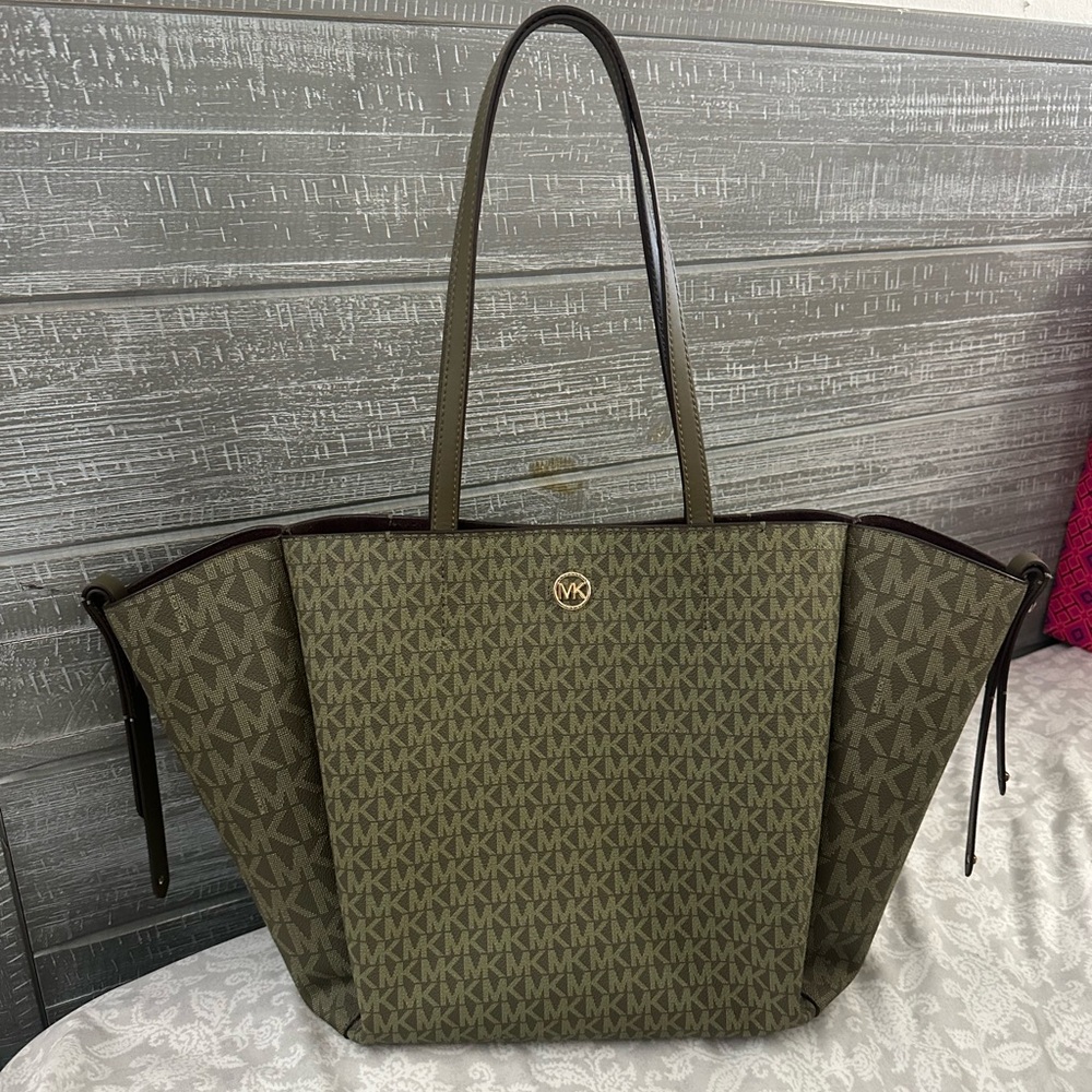 Michael Kors Freya Tote!